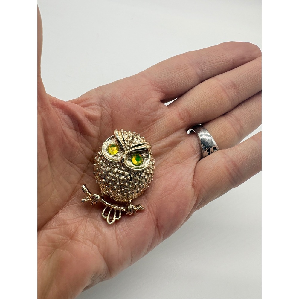 Sarah Coventry Vintage Owl Brooch Silver Tone Green Rhinestone Eyes J138 - Picture 2 of 6